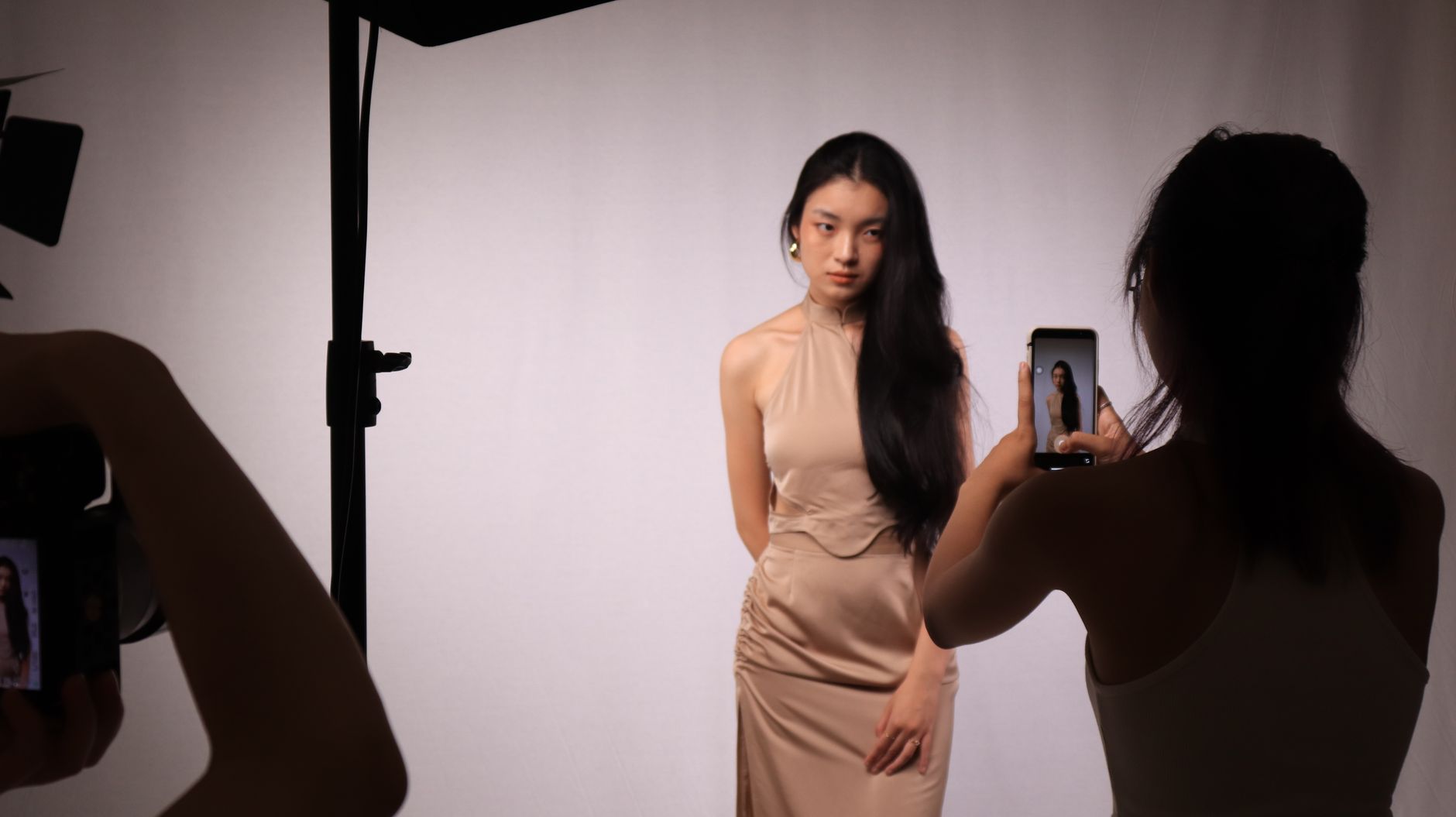 Modelo posando durante sessão fotográfica profissional em estúdio
