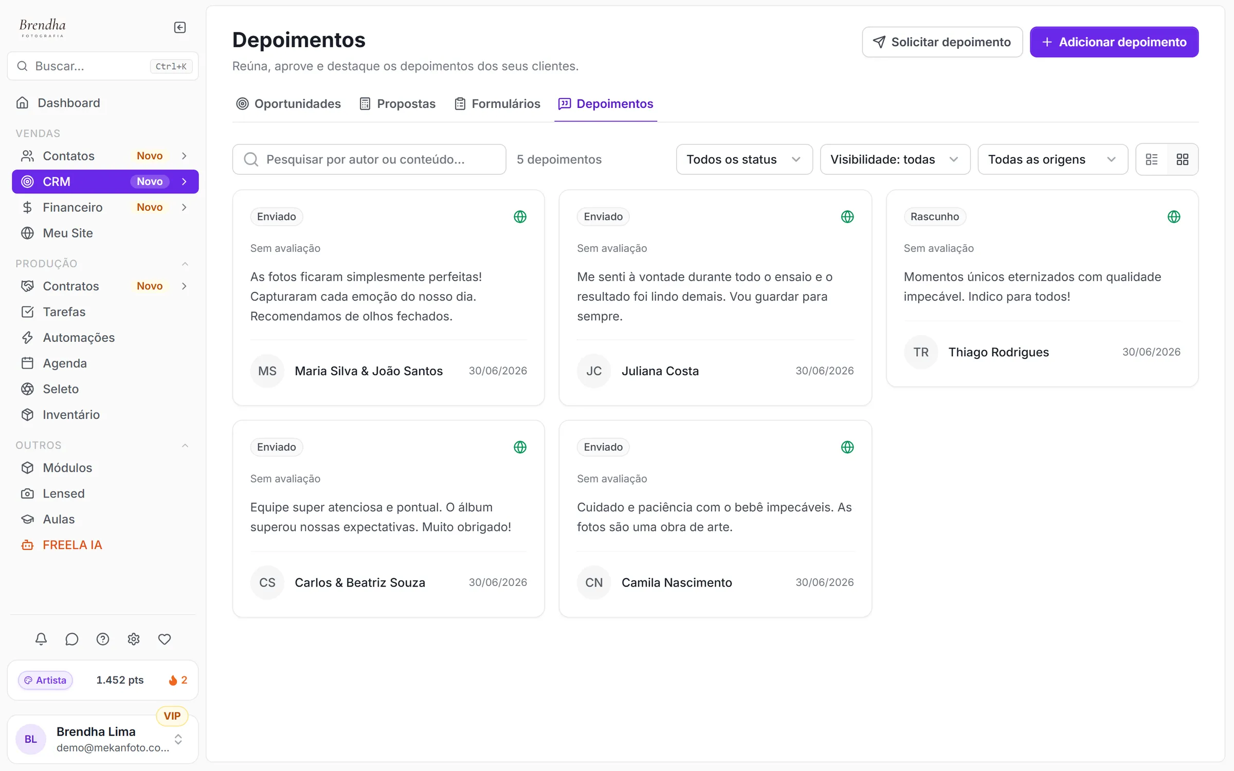 Mural de depoimentos de clientes na Mekan Foto, com status, origem e opção de mostrar no site