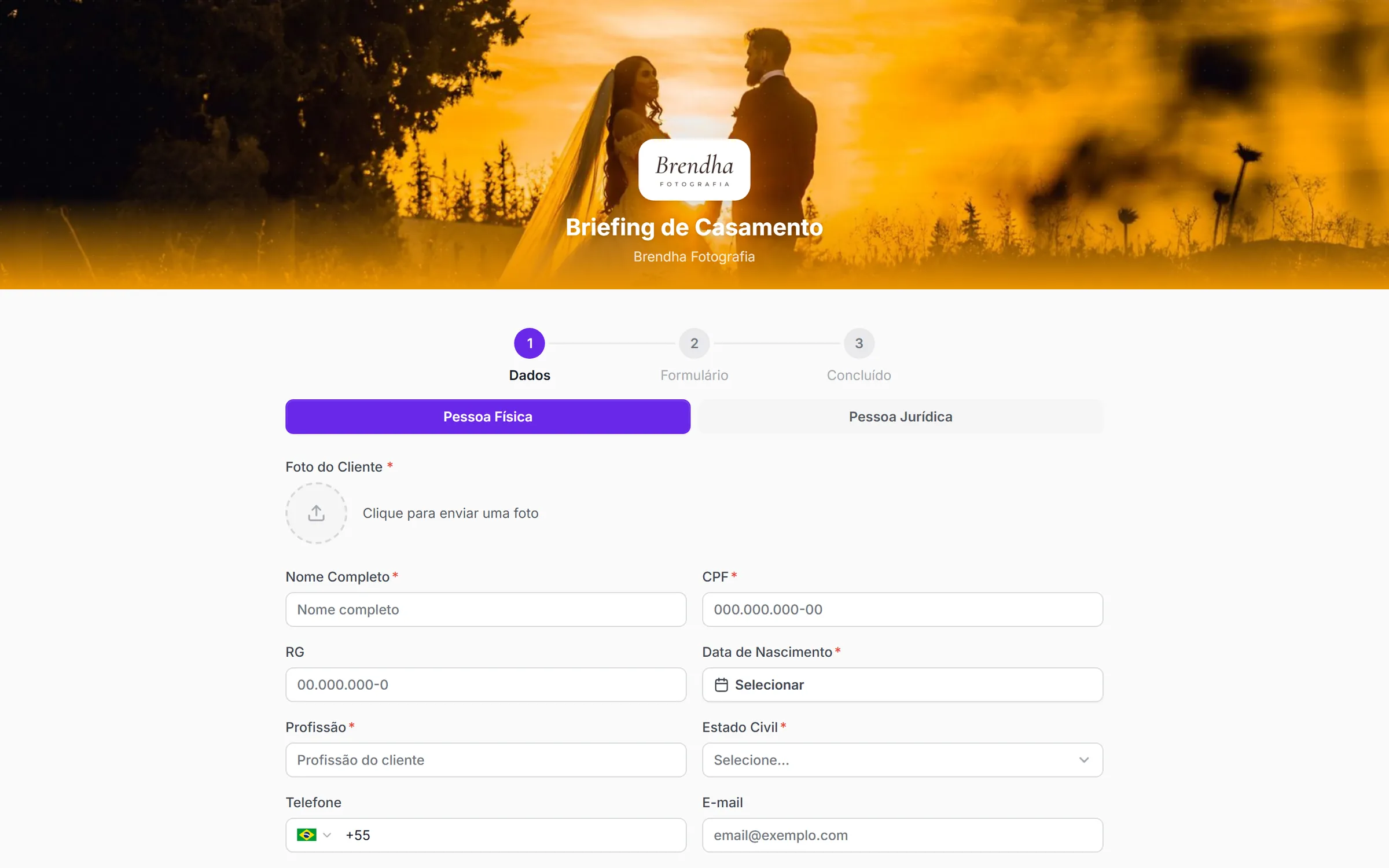Formulário de briefing de casamento com a marca do estúdio, preenchido pelo cliente em etapas